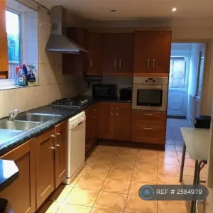 5 bedroom house with garden, Queensbury, Cumberland Road - Image 7