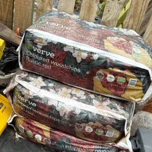 Red decorative wood chippings - Image 2