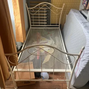 Single metal framed bed - Image 4