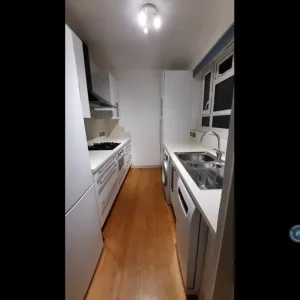 2 bedroom flat in Albert Drive, Stockport, Greater Manchester (2 bed) - Image 8