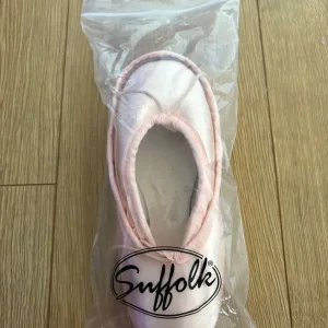 Suffolk Sterling Pointe Shoes Size 5XXN