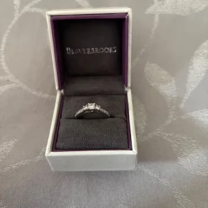 9CT White Gold 3 Diamond Engagement Ring - Image 4