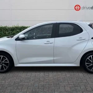 2022 Toyota Yaris Hybrid Hatchback - Image 6