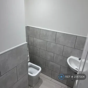 1 bedroom flat in Parkview Road, Porthcawl, Bridgend County Borough (1 bed) - Image 7