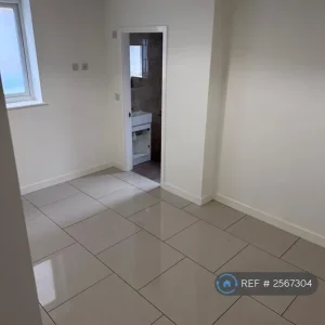 1 bedroom flat in Parkview Road, Porthcawl, Bridgend County Borough (1 bed) - Image 8
