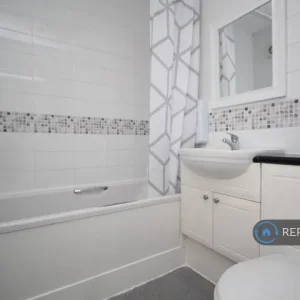 1 bedroom flat in Burnbank Terrace - Image 3