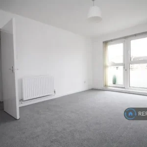1 bedroom flat in Burnbank Terrace - Image 4