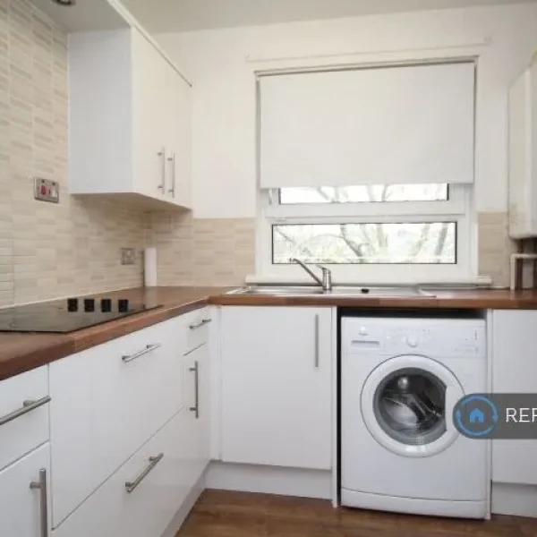 1 bedroom flat in Burnbank Terrace