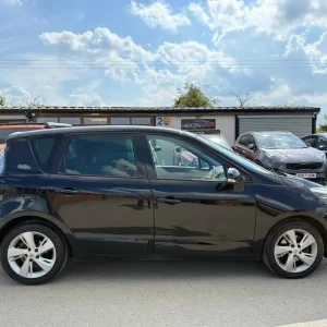 2012 Renault Scenic 1.5 dCi Dynamique TomTom MPV 5-door Diesel Automatic - Image 3