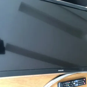 Samsung Smart TV 32 UE32F 4500AK - Image 2