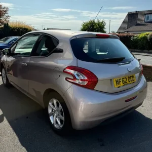 2012 Peugeot 208 3-door hatchback manual - Image 2