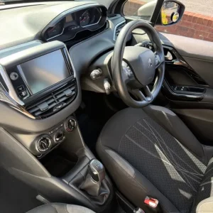 2012 Peugeot 208 3-door hatchback manual - Image 3