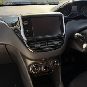 2012 Peugeot 208 3-door hatchback manual - Image 4