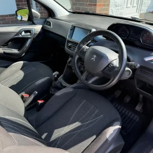 2012 Peugeot 208 3-door hatchback manual - Image 7