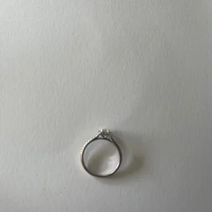 9ct White Gold Solitaire Ring - Image 3