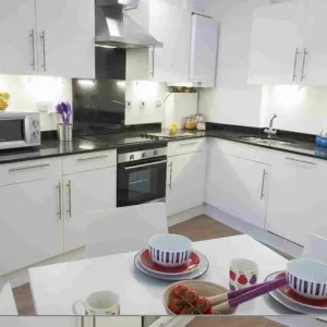6-Bed En-Suite Student Apartment with All Bills Included - Image 2