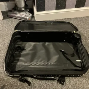 Suitcase with wheels and pull handle - Image 4