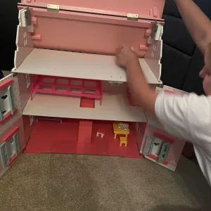 Doll house excellent condition - Image 3