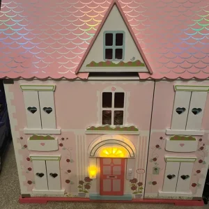 Doll house excellent condition