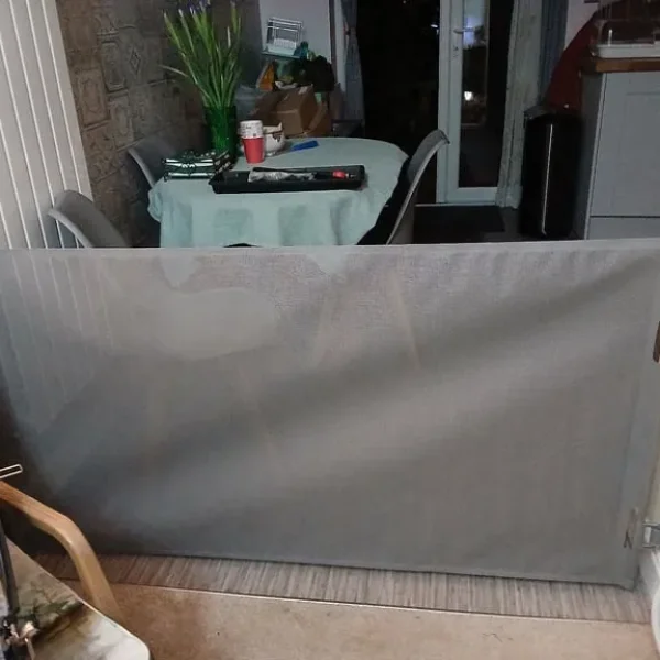 Retractable safety gate