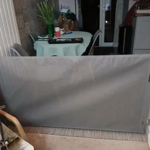 Retractable safety gate