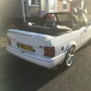 FORD XR3i WHITE CABRIOLET - Image 3