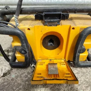 DeWALT Heavy duty site radio and charger