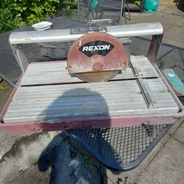Electric tile cutter