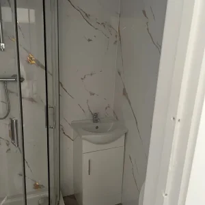 En suite bedroom - Image 3