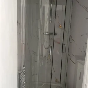En suite bedroom - Image 4