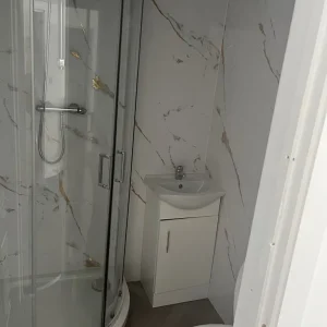 En suite bedroom - Image 7