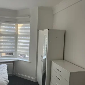 En suite bedroom - Image 8