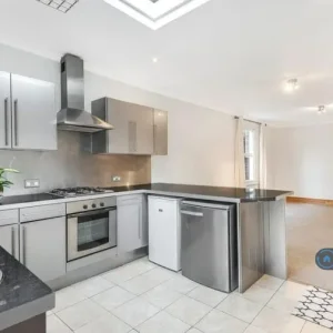 2 bedroom Edwardian flat with garden access - Image 2