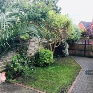 2 bedroom Edwardian flat with garden access - Image 3