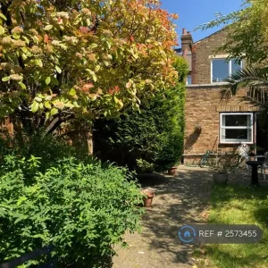 2 bedroom Edwardian flat with garden access - Image 4