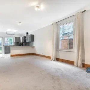 2 bedroom Edwardian flat with garden access - Image 6