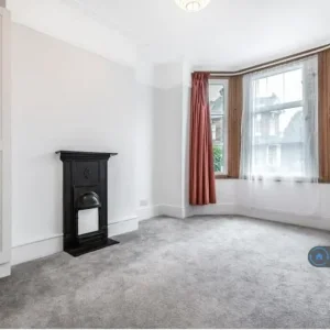 2 bedroom Edwardian flat with garden access - Image 7