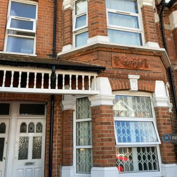 2 bedroom Edwardian flat with garden access