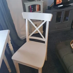 Small dining/kitchen table and 3 chairs - Image 2