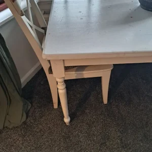 Small dining/kitchen table and 3 chairs - Image 3