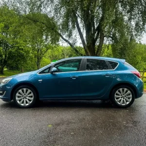 2014 Vauxhall Astra 2L Diesel Manual Hatchback - Image 6