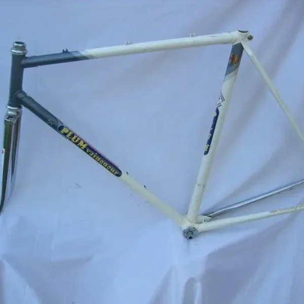 PLUM VAINQUEUR of GENT - White Grey - Early 1970s - 56.5cm CTC