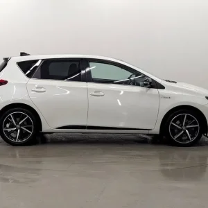2017 Toyota Auris VVT-h Hybrid Hatchback - Image 2