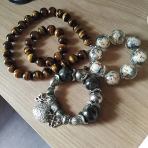 SELECTION OF WOMENS JEWELERY