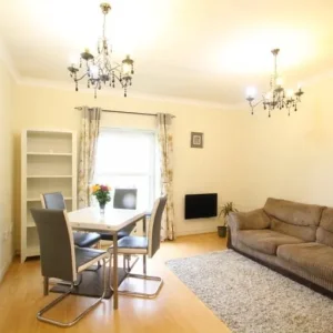 Modern first-floor apartment in Solomon's Court - Image 3