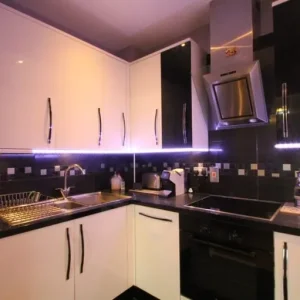 Modern first-floor apartment in Solomon's Court - Image 5
