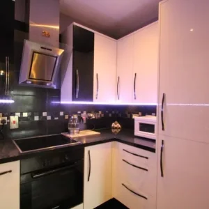 Modern first-floor apartment in Solomon's Court - Image 6