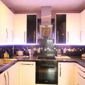 Modern first-floor apartment in Solomon's Court - Image 7