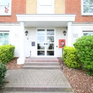 Modern first-floor apartment in Solomon's Court