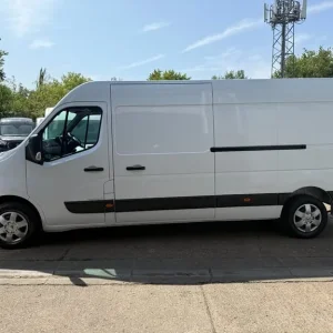 2022 Renault Master LM35dCi 135 Business+ Medium Roof Van - Image 4